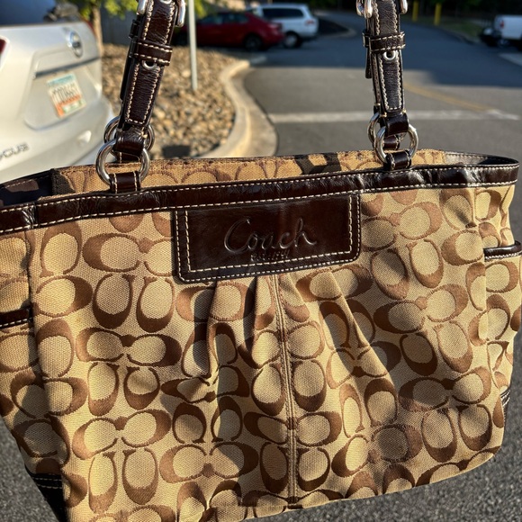 ✨ Vintage Coach✨ Tan and Brown Signature Shoulder Bag - Picture 1 of 5